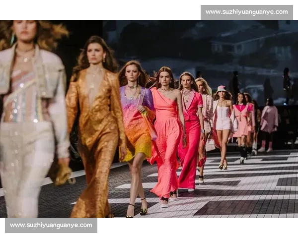 巴洛特利巴黎时装周跨界首秀 34 岁足坛传奇开启时尚新征程